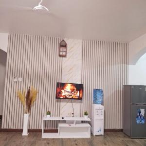 ディアニ・ビーチにあるTropical 2BR Haven in Dianiのストライプ壁のリビングルーム(テレビ付)