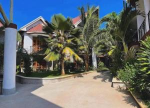 ディアニ・ビーチにあるCoastal 1BR Retreat in Dianiの前にヤシの木がある家