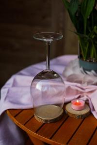 a hourglass sitting on a wooden table with a candle at Rooms & Glamping Lana Haus in Ličko Petrovo Selo