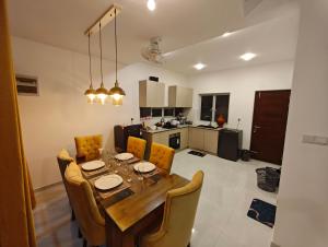 Dapur atau dapur kecil di Santorini House 12A- Tranquil Negombo Escape Your Perfect Coastal Getaway!