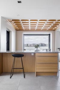 ヘルシンキにあるVilla Wäinöのキッチン(カウンター、スツール、窓付)