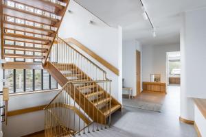 ヘルシンキにあるVilla Wäinöの白壁の家の階段
