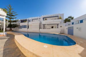 a large swimming pool in front of a house at Puri y Lucia in San José