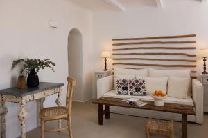 Posezení v ubytování Iconic Santorini, a Boutique Cave Hotel by Sandglass
