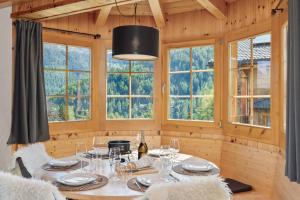 RiddesChalet Belle Vue – Alpine Charm with a View to Remember的一间带桌子和窗户的用餐室