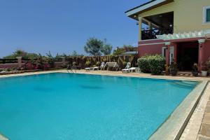 Bazén v ubytování OveMar Resort Hotel near Vigan nebo v jeho okolí