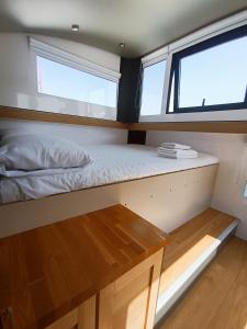 A bed or beds in a room at Casa Flotante en el Puerto de Vigo - Different Charter