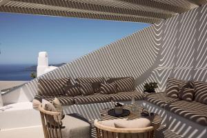 Zona d'estar a Iconic Santorini, a Boutique Cave Hotel by Sandglass