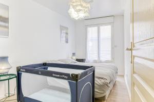 a small bedroom with a bed and a window at Cosy T2 à 100m de la Gare, parking gratuit, WiFi Fibre pour 4 personnes in Saint-Cyr-lʼÉcole