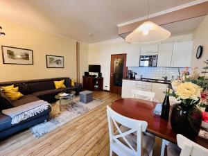 Ferienwohnung Strandlust in der Villa Seeadler Binz في بينز: غرفة معيشة بها أريكة وطاولة