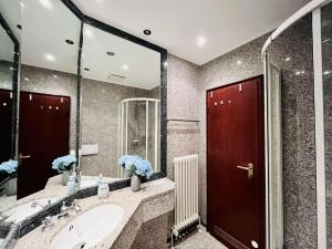 Ferienwohnung Strandlust in der Villa Seeadler Binz في بينز: حمام مع حوض ومرآة كبيرة