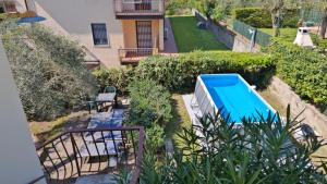 an aerial view of a backyard with a swimming pool at Appartamento Casa Anna in Garda