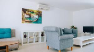 a living room with a couch and a chair at Vela Garden Resort in Alaçatı