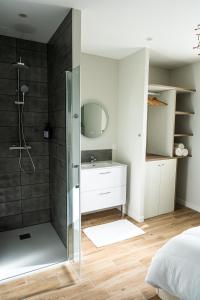 Ένα μπάνιο στο Appartement cosy tout confort et calme en Ardéche,parking privé +21 φωτογραφίες