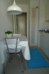 un tavolo bianco e una sedia in cucina di Basel Rooms Appartements a Basilea