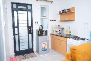 Η κουζίνα ή μικρή κουζίνα στο Luxury Den Along Ngong Road, Nairobi-Kenya +7 φωτογραφίες