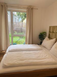 una cama grande en una habitación con ventana en Cozy 2BR Apartment In Floridsdorf Area, en Viena