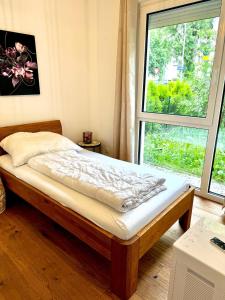 una cama en una habitación con una ventana grande en Cozy 2BR Apartment In Floridsdorf Area, en Viena 52 fotos más