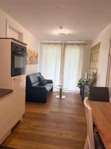 una sala de estar con un sofá y una mesa en Cozy 2BR Apartment In Floridsdorf Area, en Viena