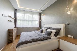 Posteľ alebo postele v izbe v ubytovaní Amora Homes Breathless Basilica view elegant flat with balcony NEED RESERVATION X FREE PARKING