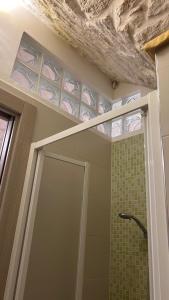 un bagno con doccia e porta a vetri di Mary Home a Martina Franca