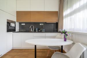 Kuchyňa alebo kuchynka v ubytovaní Amora Homes Breathless Basilica view elegant flat with balcony NEED RESERVATION X FREE PARKING