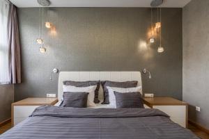Posteľ alebo postele v izbe v ubytovaní Amora Homes Breathless Basilica view elegant flat with balcony NEED RESERVATION X FREE PARKING