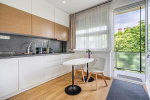 Kuchyňa alebo kuchynka v ubytovaní Amora Homes Breathless Basilica view elegant flat with balcony NEED RESERVATION X FREE PARKING