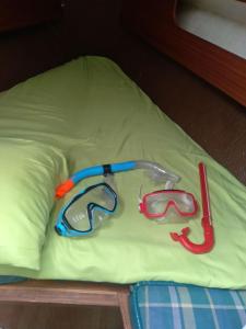 een groep artikelen bovenop een kussen bij Sangria in Torrevieja