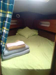 een bed met twee kussens en handdoeken erop bij Sangria in Torrevieja