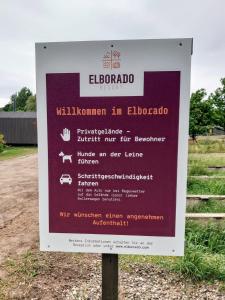 ein Schild für ein Gebäude in Elblario in der Unterkunft Villa Tiny House in Bleckede