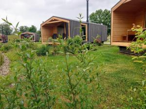 ein kleines Holzhaus auf einem Grasfeld in der Unterkunft Villa Tiny House in Bleckede