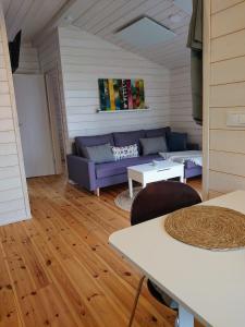 ein Wohnzimmer mit Sofa und Tisch in der Unterkunft Villa Tiny House in Bleckede