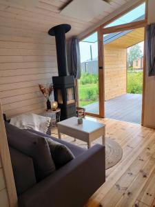 ein Wohnzimmer mit einem Sofa und einem Holzofen in der Unterkunft Villa Tiny House in Bleckede + 12 Fotos