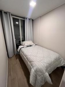 Postel nebo postele na pokoji v ubytování A pasos de Movistar Arena Depto cómodo y con increíble vista