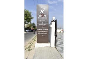 a sign on the side of a road at Hotel Ram Janaki Palace in Tikri Kalān