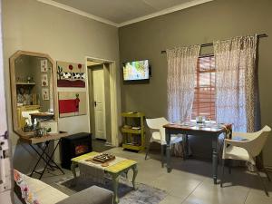 a living room with a table and a window at Cottage on Kort Deluxe in Parys