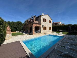 Bazén v ubytování Paradise Villa Cassonni Istria 4 Stars nebo v jeho okolí