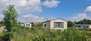 ein kleines Haus mitten auf einem Feld in der Unterkunft De Veenborg in Kolham