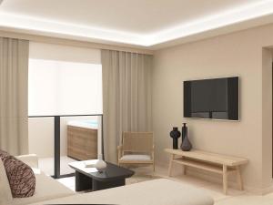 Telewizja i/lub zestaw kina domowego w obiekcie Τhe Noverian Antama Organic Beach Resort Chania