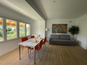 a living room with a table and a couch at Mirador al puente del río Genil in Puente-Genil