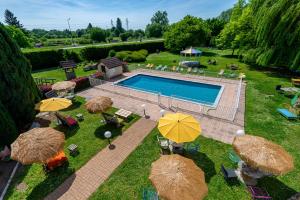 Bazén v ubytování greet Hotel Beaune nebo v jeho okolí