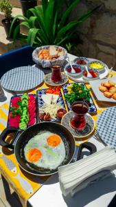 een tafel met eieren en ander voedsel erop bij Kiva Reisdere in Çeşme