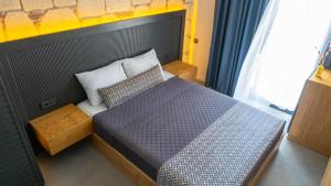 een slaapkamer met een bed met een zwart hoofdeinde bij Kiva Reisdere in Çeşme +11 foto's