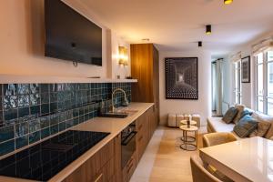 Una cocina con fregadero y una sala de estar. en 4 Guest - Hausmanian Flat Arc de Triomph, en París