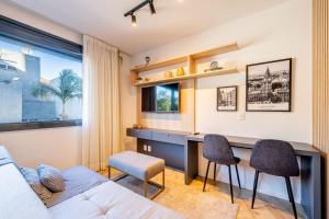 sala de estar con sofá, escritorio y sillas en Lucas by Yoo por LikeHome, en Auxiliadora