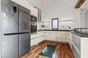 Kuchyňa alebo kuchynka v ubytovaní Prague Days - Spacious 117m2 Attic Retreat w AC - Near Old Town sq