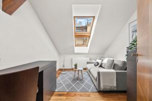 Posedenie v ubytovaní Prague Days - Spacious 117m2 Attic Retreat w AC - Near Old Town sq