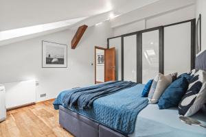 Posteľ alebo postele v izbe v ubytovaní Prague Days - Spacious 117m2 Attic Retreat w AC - Near Old Town sq
