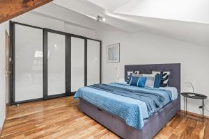 Posteľ alebo postele v izbe v ubytovaní Prague Days - Spacious 117m2 Attic Retreat w AC - Near Old Town sq
